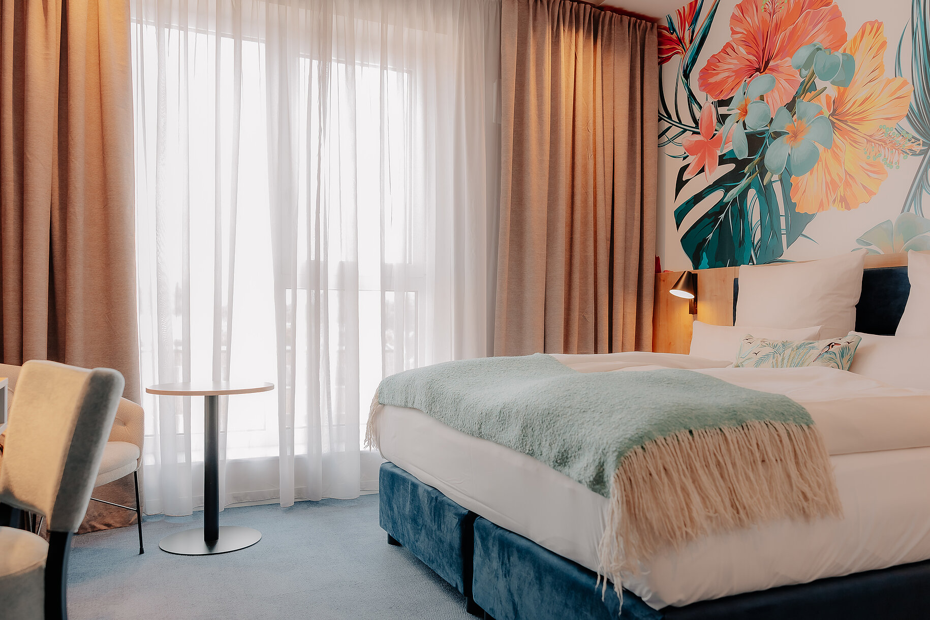 Doppelzimmer Komfort im Stadthotel Borken by Hackmann mit farbenfrohem Wandmotiv