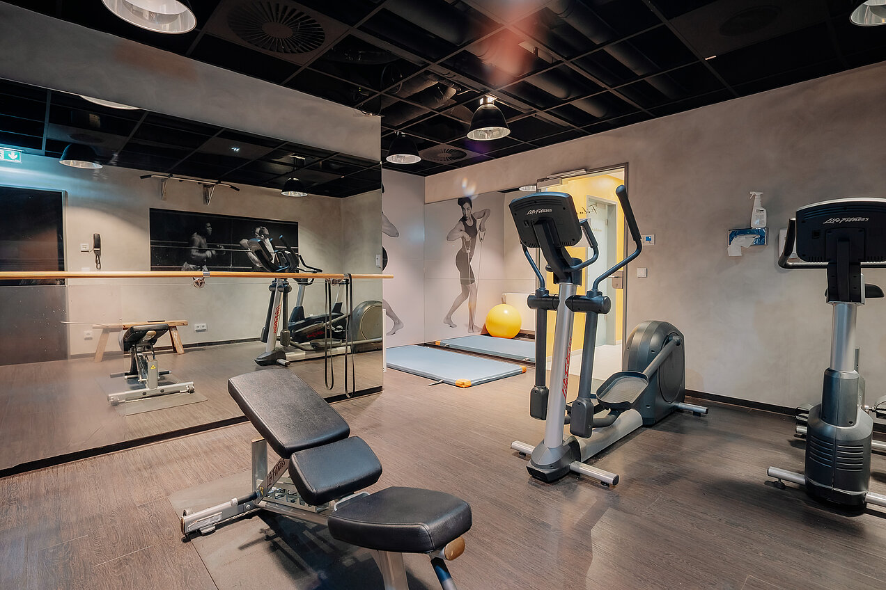 Fitnessraum im CrossINN Osnabrück Fitnessraum im CrossINN Osnabrück mit Ergometer, Crosstrainer und Hantelbank