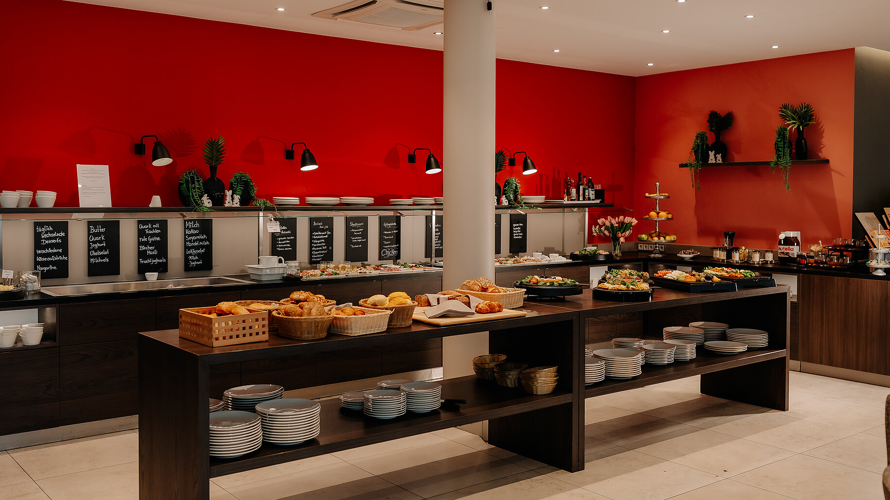 Reichhaltiges Frühstücksbuffet mit frischen Backwaren, Aufschnitt und Obst im LOOKEN INN Lingen