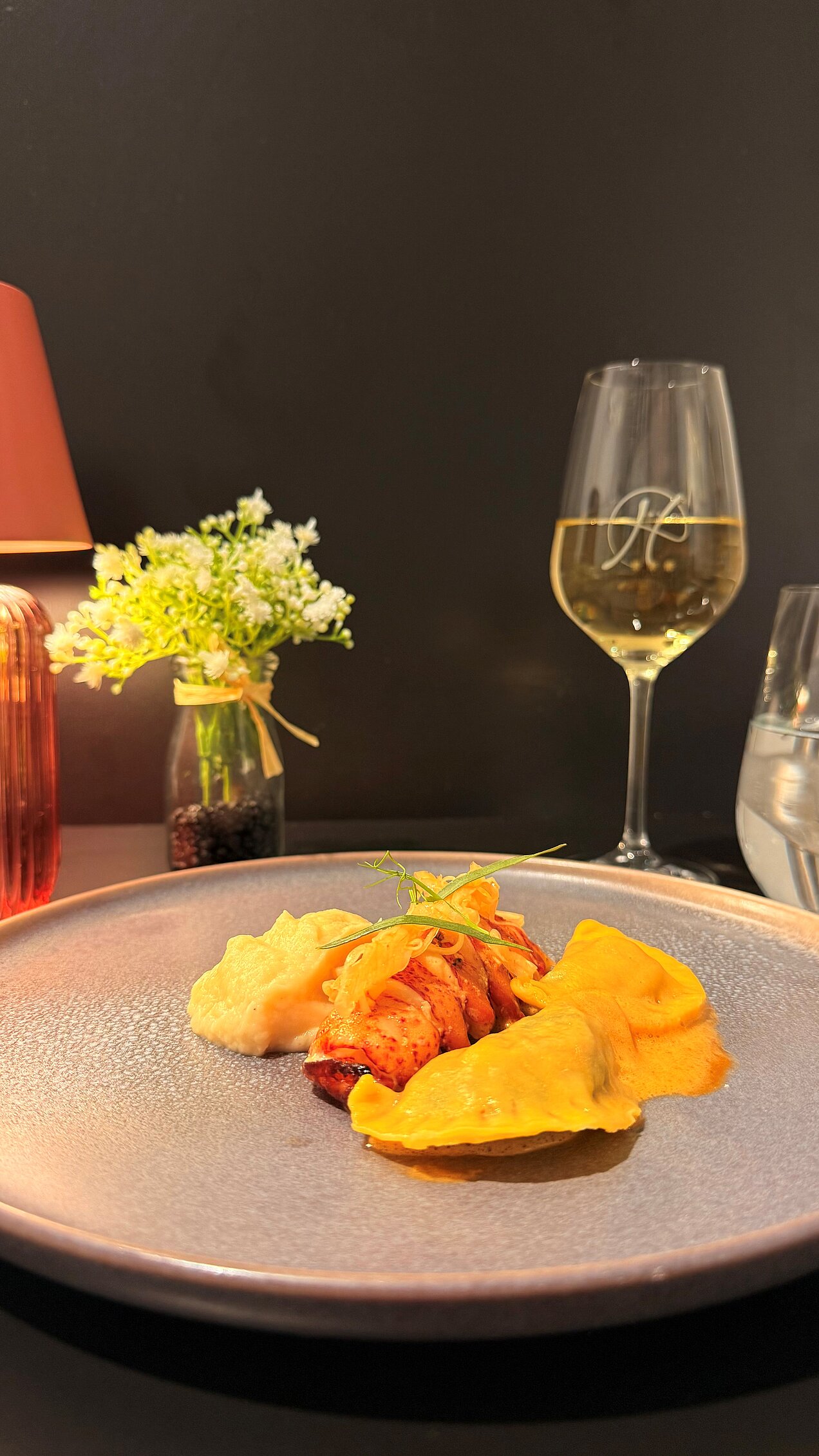 Gebratener Hummerschwanz mit Nordseekrabben und Ravioli beim Hooked & Cooked im VIA PLAZA Meppen