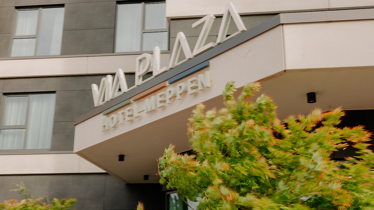 	Hoteleingang mit Logo des VIA PLAZA Meppen