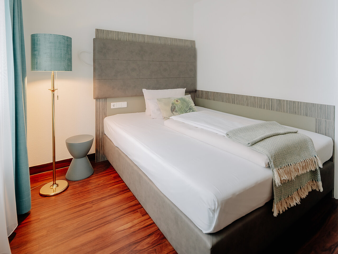 Einzelzimmer mit Tageslicht und modernem Design im CASCADA Hotel Rheine