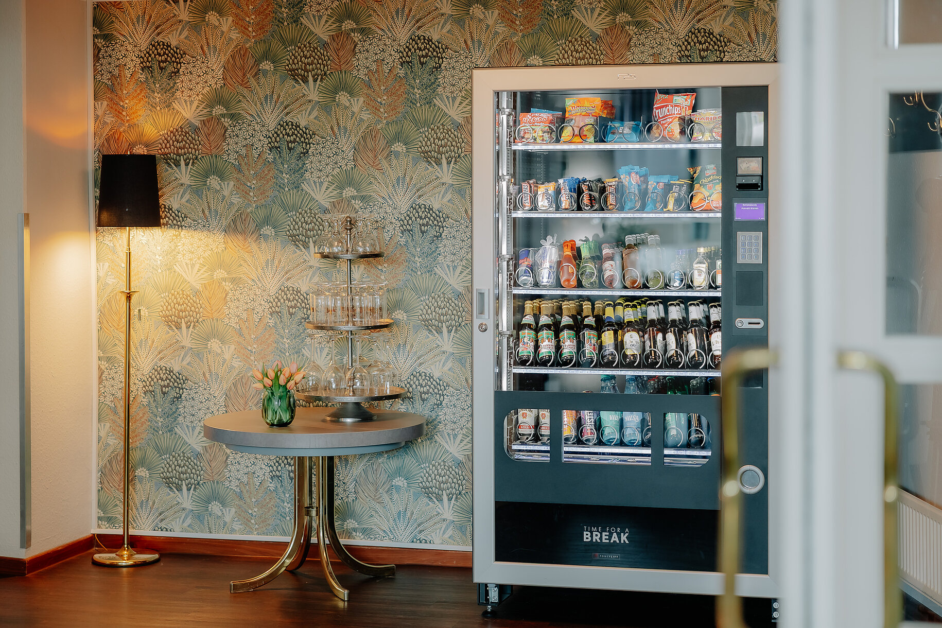 Getränke- und Snackautomat im stilvoll gestalteten Aufenthaltsbereich des CASCADA Hotels in Rheine