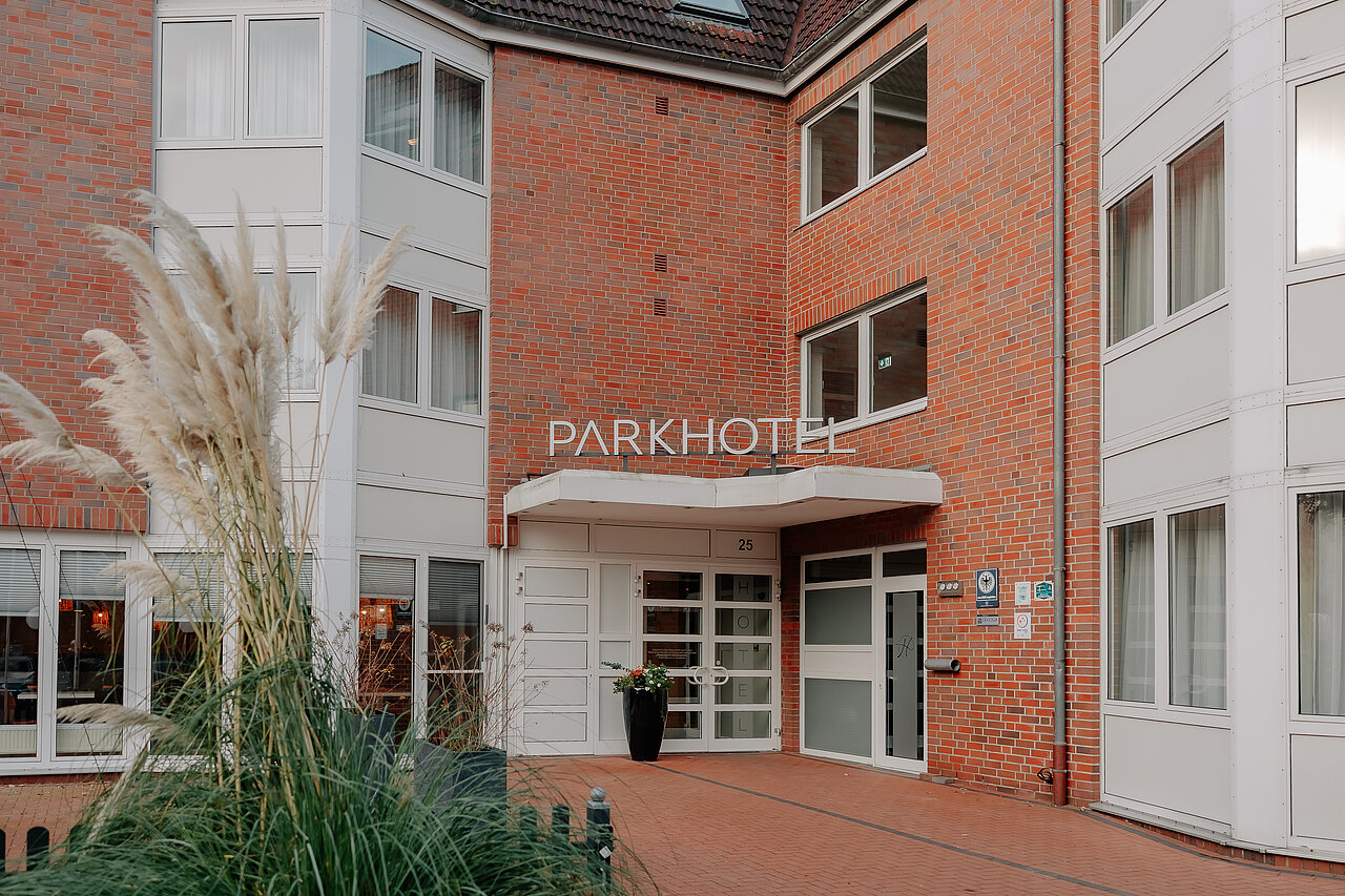 Eingangsbereich des Parkhotels Papenburg mit Pampasgras im Vordergrund