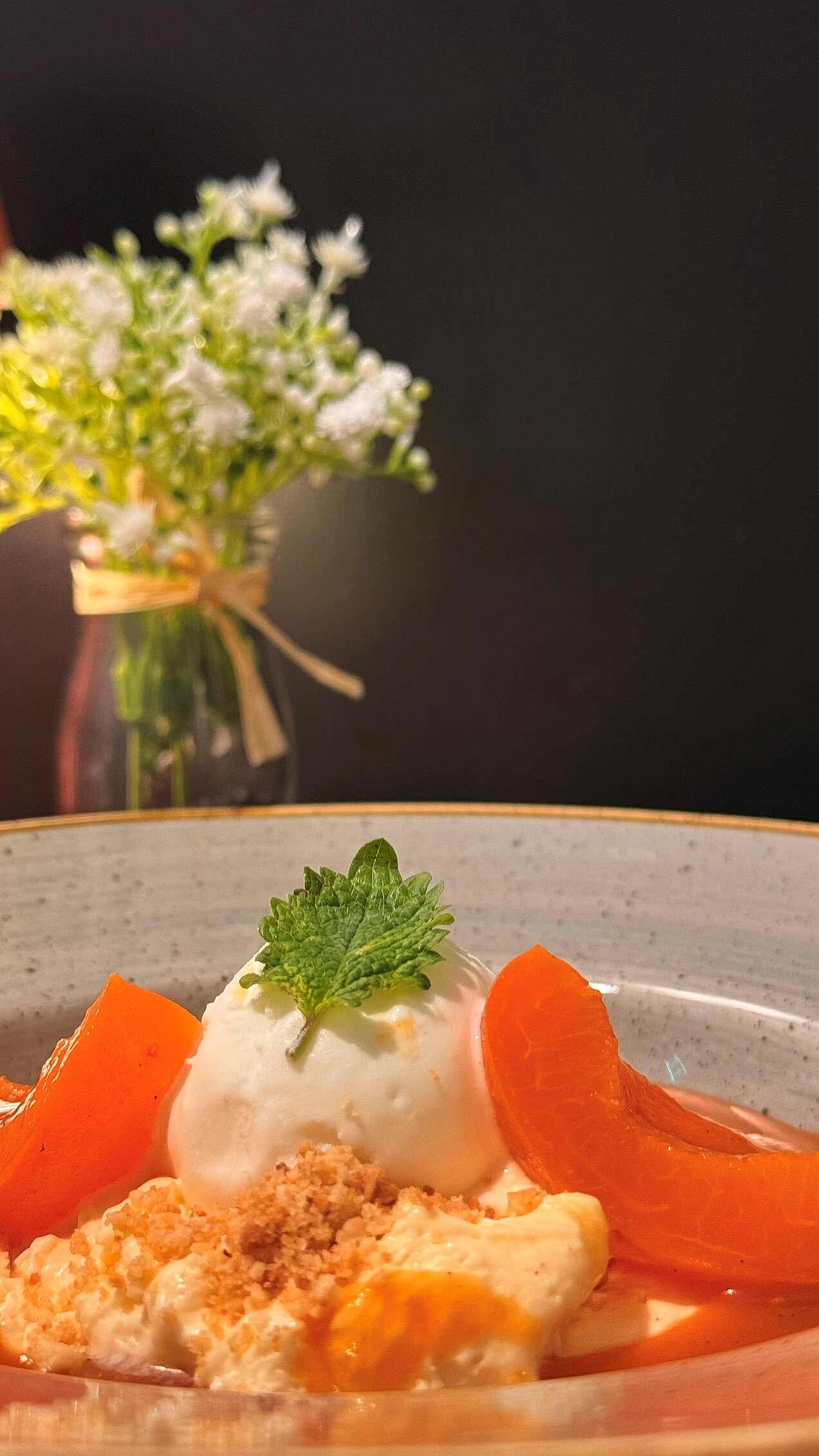 Dessert mit weißer Schokoladenmarquise, Vanillepfirsich und Skyr-Eis beim Hooked & Cooked im VIA PLAZA Meppen