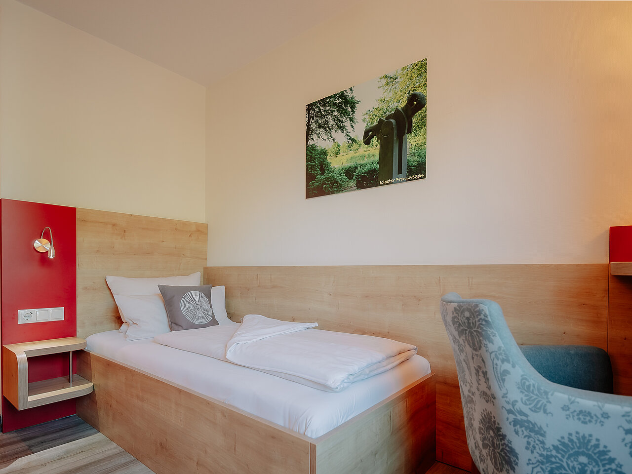 Einzelzimmer mit Schreibtisch und Fotomotiv im INSIDE Hotel Nordhorn