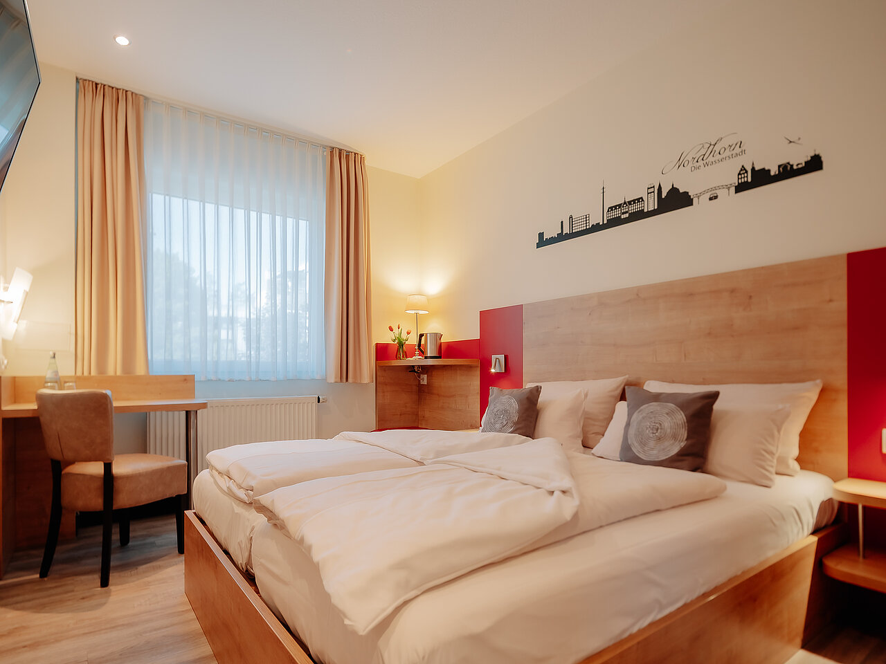 Doppelzimmer Standard im INSIDE Hotel Nordhorn mit Wandgrafik der Stadt