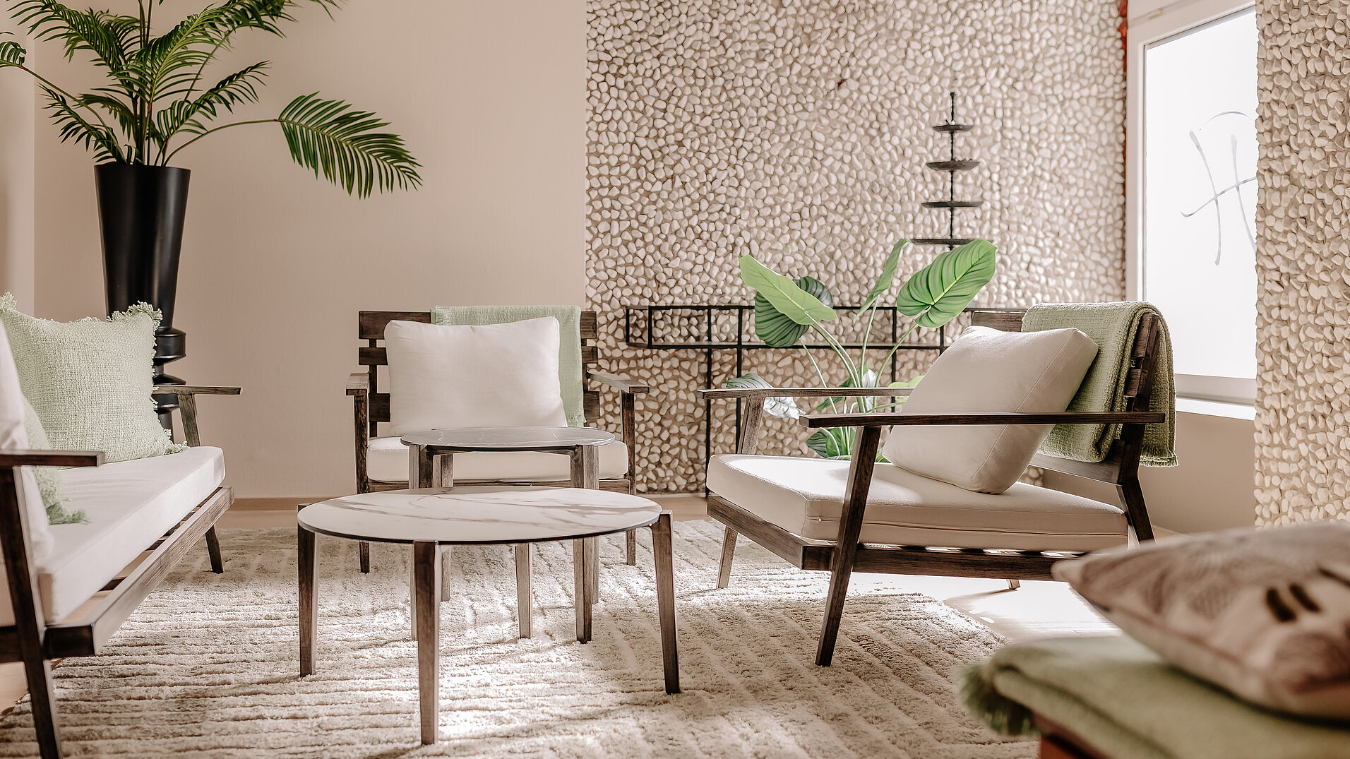 Nahaufnahme von Sesseln und Couchtischen im Ruheraum des INSIDE Hotel Nordhorn