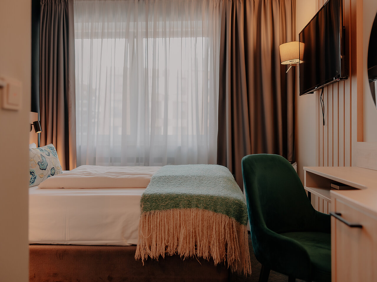 Einzelzimmer mit Schreibtisch im Stadthotel Borken by Hackmann