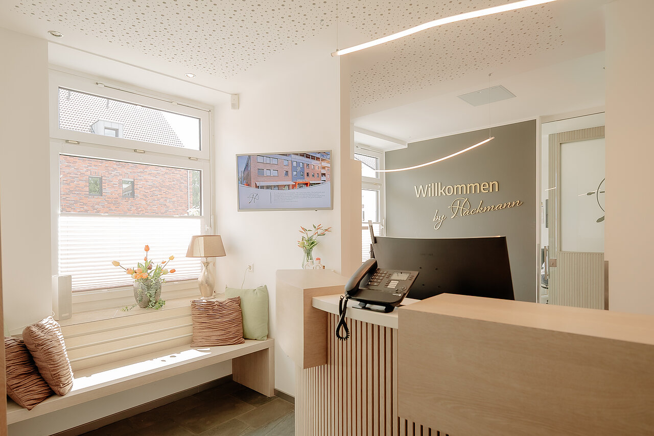 Empfangsbereich mit Schriftzug „Willkommen by Hackmann“ im INSIDE Hotel Nordhorn