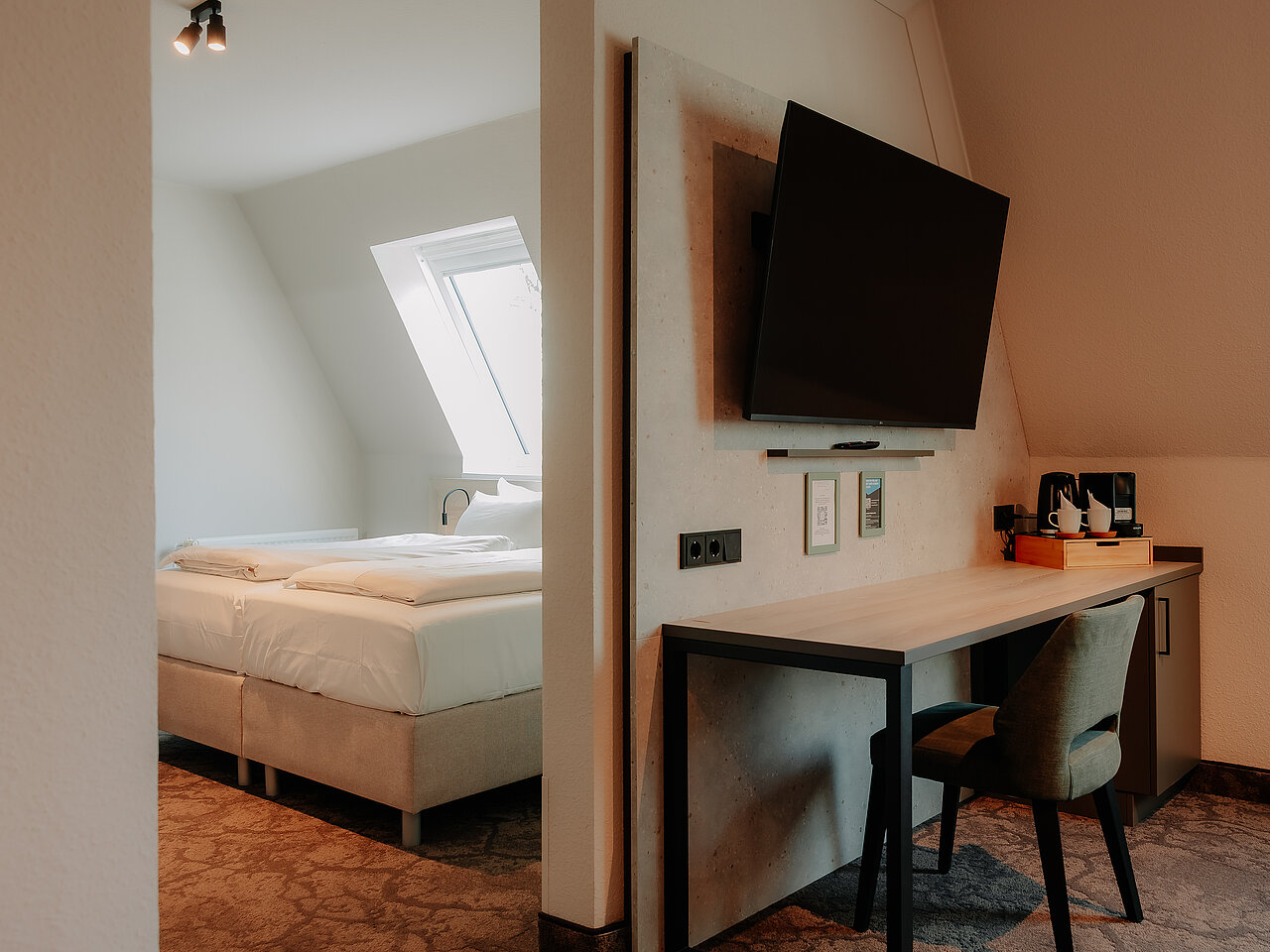 Komfort Doppelzimmer im Parkhotel Papenburg mit Sitzecke und Schreibtisch
