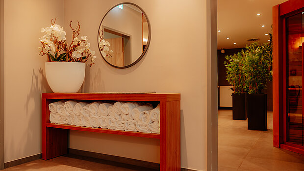 Eingangsbereich zum Wellnessbereich mit Handtuchstation im Stadthotel Borken by Hackmann