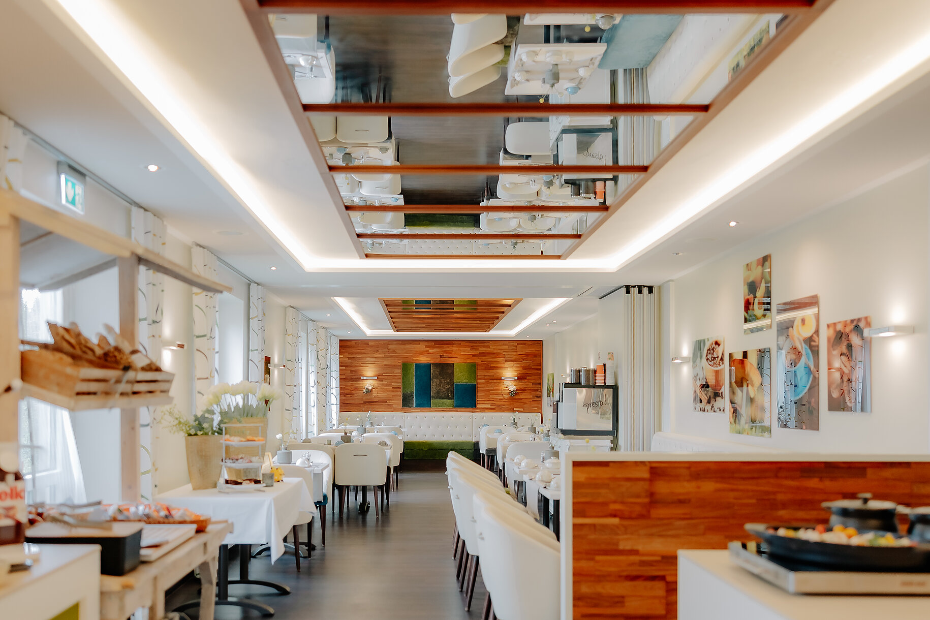 Helles und stilvoll eingerichtetes Restaurant mit weiß gedeckten Tischen im CASCADA Hotel Rheine