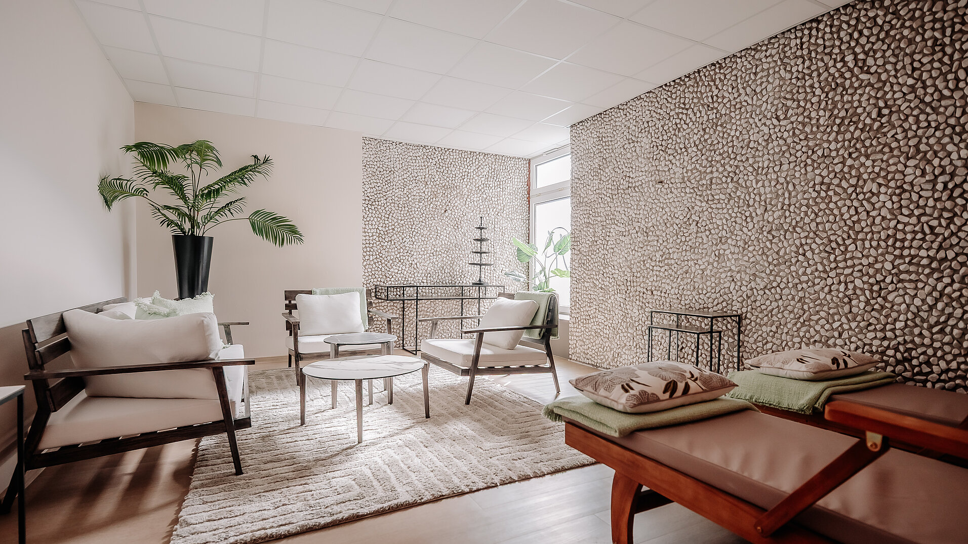 Entspannungsbereich mit Lounge-Möbeln im Wellnessbereich des INSIDE Hotel Nordhorn