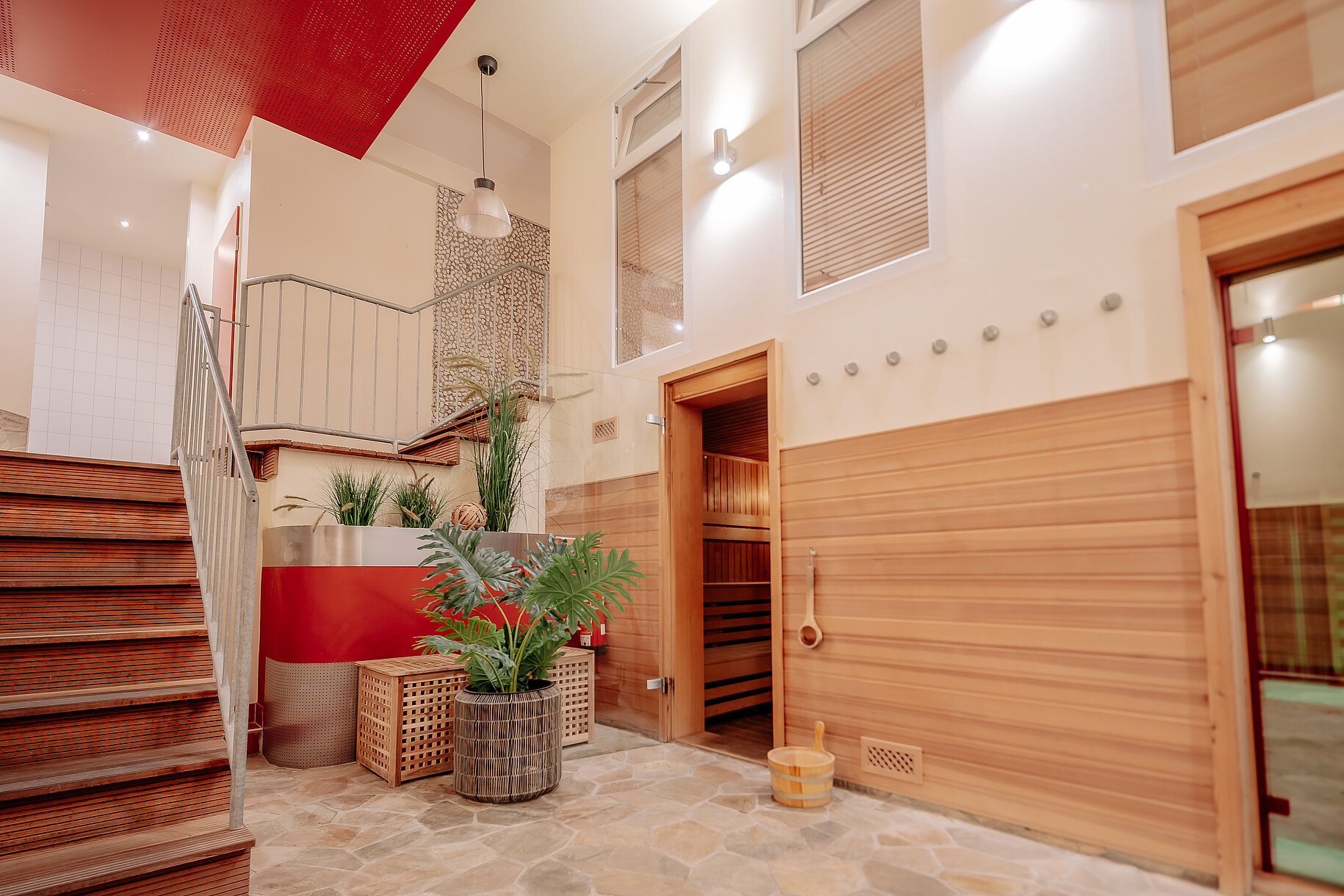 Saunabereich im INSIDE Hotel Nordhorn mit geöffneter Tür und Holzdetails