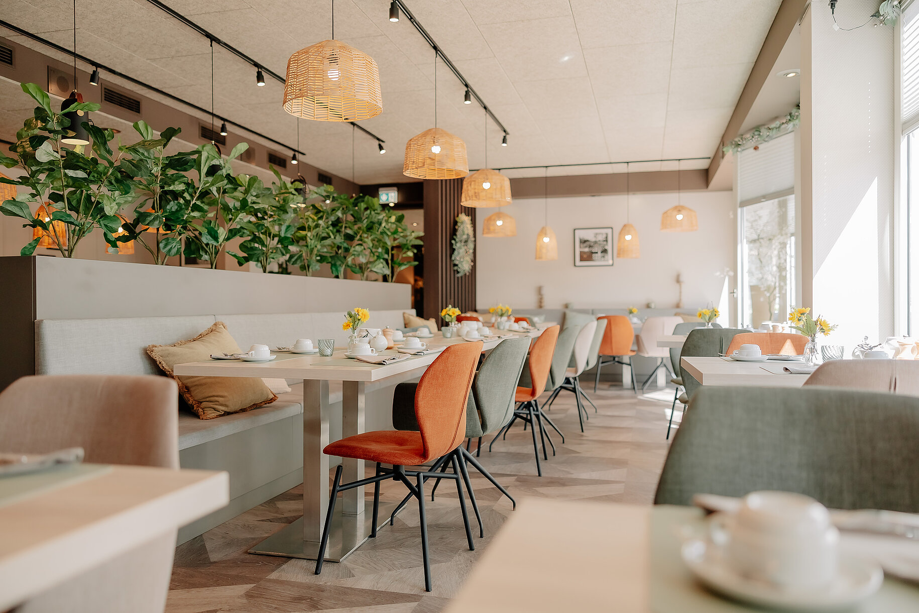 Heller Frühstücksraum im Parkhotel Papenburg mit modernen Sitzgelegenheiten und Buffetbereich.