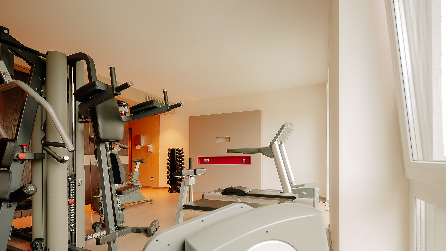 Helles Fitnessstudio mit modernen Trainingsgeräten im LOOKEN INN Lingen