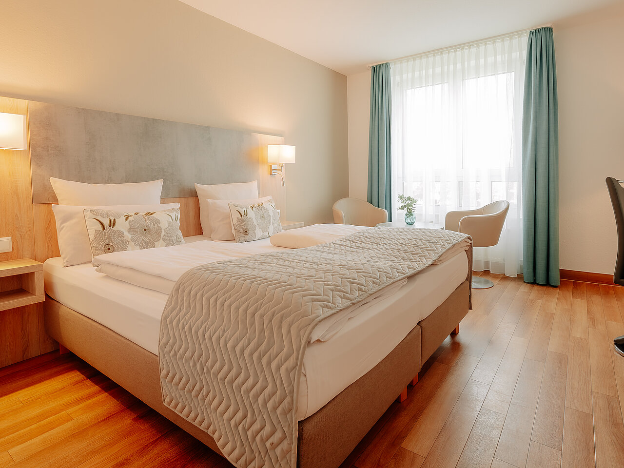 Modern eingerichtetes Doppelzimmer mit Blick auf die Ems im CASCADA Hotel Rheine