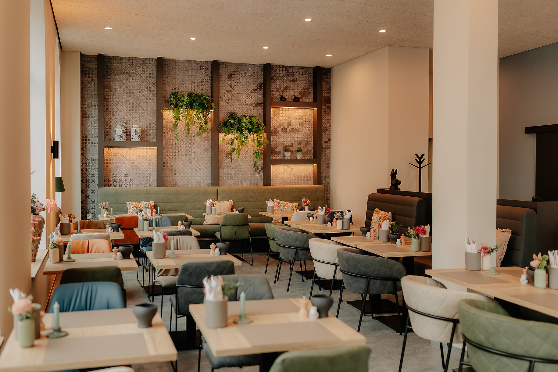 Stilvoll gedeckter Frühstücksraum im Hotel Stadthöfe Rhede mit gemütlichen Sitzbereichen